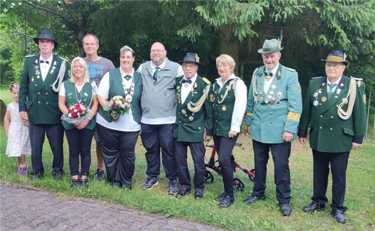Die erfolgreichen Schützinnen und Schützen am Königsschießen nach der Siegerehrung: v.li. C. Brohl, G. Greßler, Scheibenkönigin Bettina Schneider mit Lebensgefährten Florian Zepp, Vogelkönigin Katja Brohl mit Ehemann Michael, Brudermeister H.W. Schneider, H. Schneider, H. Butz, W. Rüber. Auf dem Foto fehlt H.G. Krajewski. Foto: Walburga Greßler