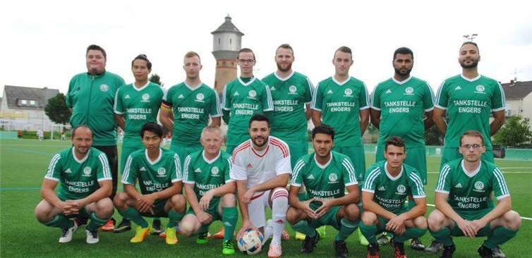 Die erfolgreichen Spieler vom Wasserturm (hinten von links): Betreuer Marcel Lucas, Thosaphol Wester, Markus Kramer, Leon Schiemann, Marco Weisskircher, Pascal Böhm, Orhan Salja und Gökhan Bora. Vorn von links: Spielertrainer Gregor Hadzel, Natdanai Wester, Hakija Zaimovic, Oguzhan Aksu, Hagji Hardt-Pudler, Denis Dingiltepe und Pascal Böge. Es fehlen: Lucas Oster, Burak Günes, Andreas Böhm und Sven Nickenig.TH