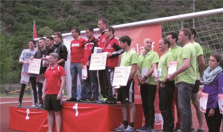 Die erfolgreichen Sportler bei der Siegerehrung.privat