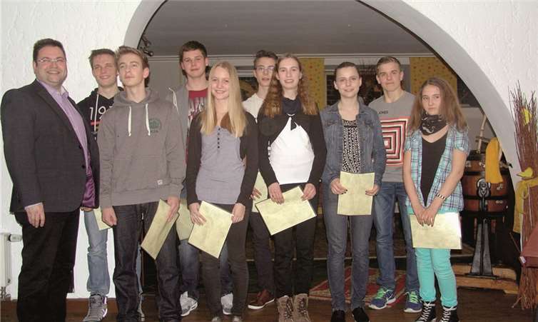 Die erfolgreichen Sportler mit dem Kreisvorsitzenden Michael Röder (l.). privat