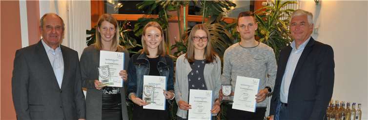 Die erfolgreichen Sportler mit ihren Trainern (von links): Wolfgang Wirth, Verena Brachtendorf, Anna Klara Klöckner, Jana Krämer, Niklas Iking und Peter Alt.privat