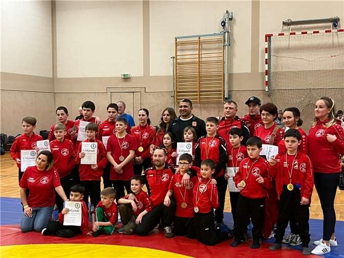 Die erfolgreichen Sportler mit ihren Urkunden. Foto: privat