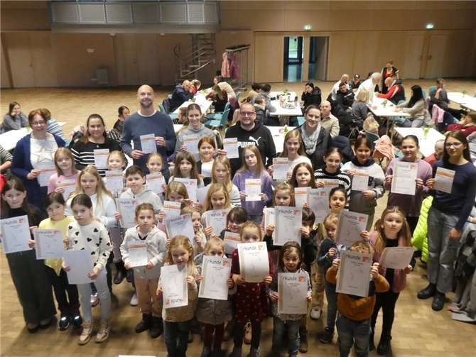 Die erfolgreichen Sportler und Sportlerinnen freuen sich über die überreichten Urkunden.  Fotos: privat