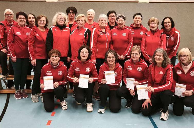Sportabzeichen und Walkingabzeichen überreicht Die erfolgreichen Sportlerinnen freuen sich über die Auszeichnung. Foto: Gerti Endres