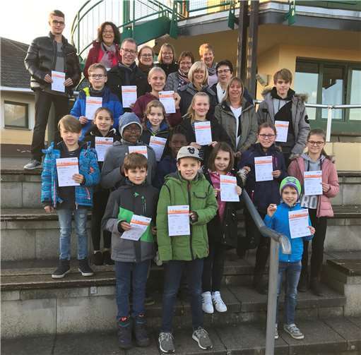 Die erfolgreichen Sportlerinnen und Sportler freuen sich über ihre Urkunden.Foto: privat