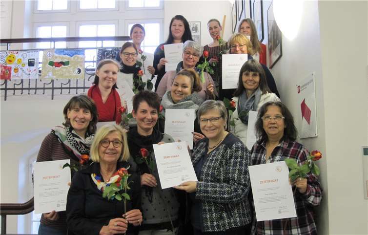 Die erfolgreichen Sprachförderkräfte Monika Keßler, Denise Knieps, Marion Meyer-Keuter, Frauke Neumann-Breustedt, Yvonne Paris, Katharina Reinarz, Liliana Ribeiro, Anna Scherhag, Helene Schmunk, Ulrike Schonscheck, Angela Strüder, Valerie Wirz mit den Dozentinnen Annegret Stegers und Kerstin Andersch sowie der Leiterin der Familienbildungsstätte Erika Heinen. privat