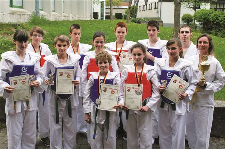 Die erfolgreichen Taekwondo-Athleten räumten Medaillen und Pokale ab und wurden als Mannschaft Dritte. privat