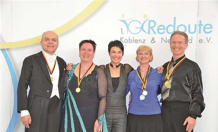 Die erfolgreichen Tänzer Jürgen und Christel Czielinski, Standardtrainerin der Redoute Sybill Daute, Ulrike und Bob Schneider (v. li.n.re.). privat