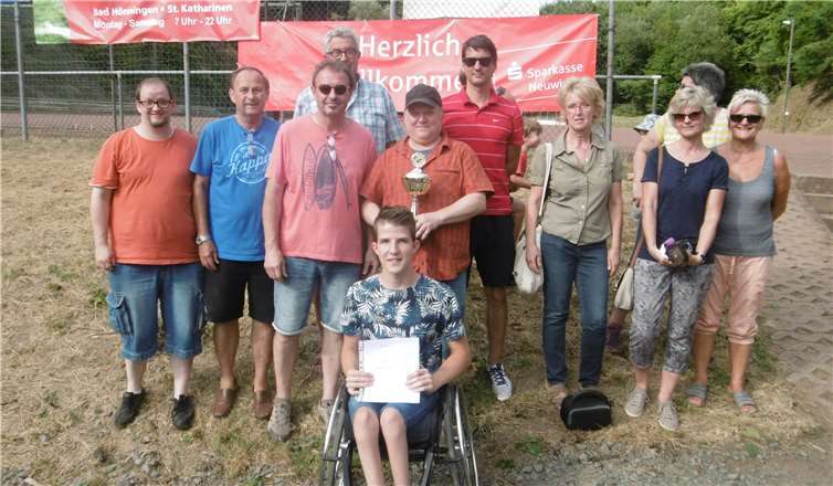 Die erfolgreichen Teams bei der Siegerehrung des Bouleturniers. privat