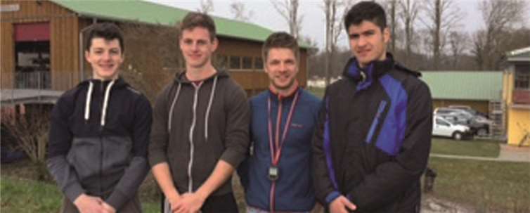 Die erfolgreichen Teilnehmer: Lukas Effert (v.l.), Melvin Hauschild, Trainer Jonas Köhlinger und Onur Karaca. privat
