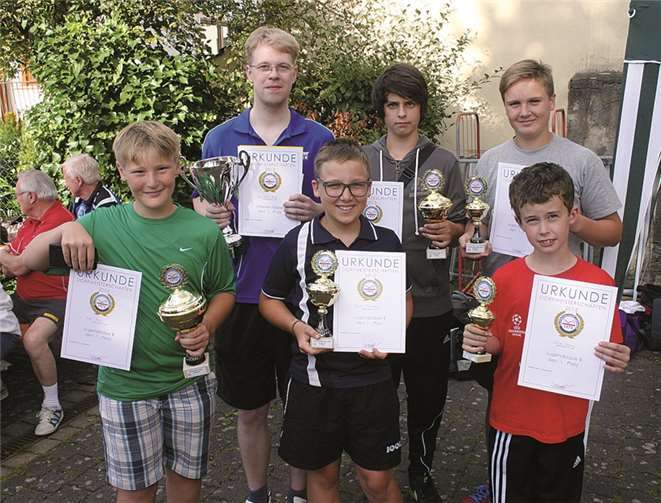 Die erfolgreichen Teilnehmer der Jugend, Schüler und offenen Klasse, die Benedikt Weiß für sich entscheiden konnte.