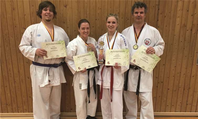 Die erfolgreichen Teilnehmer des Karate-Club Puderbach bei den diesjährigen Landesmeisterschaften in Edenkoben (v.li.): Benedikt Wagner, Claudia Eich, Ramona Leis und Thomas Stein. privat