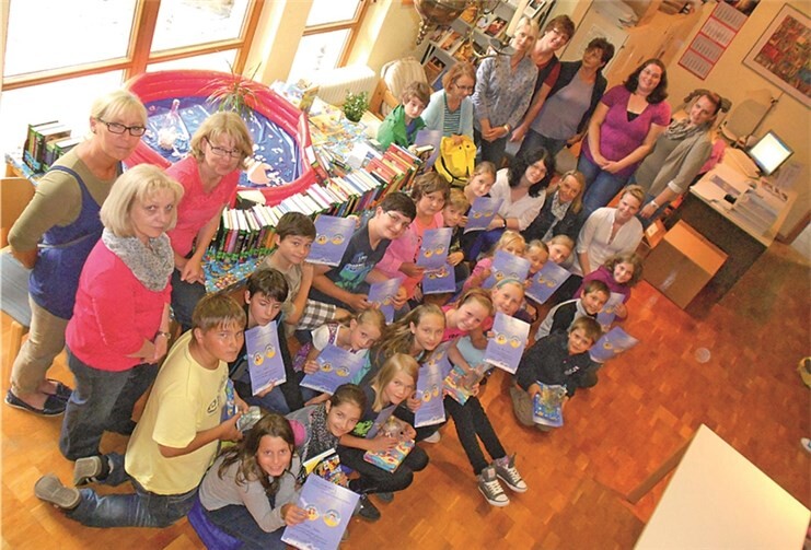 Die erfolgreichen Teilnehmer des Lesesommers 2012 freuen sich über ihre Preise.privat