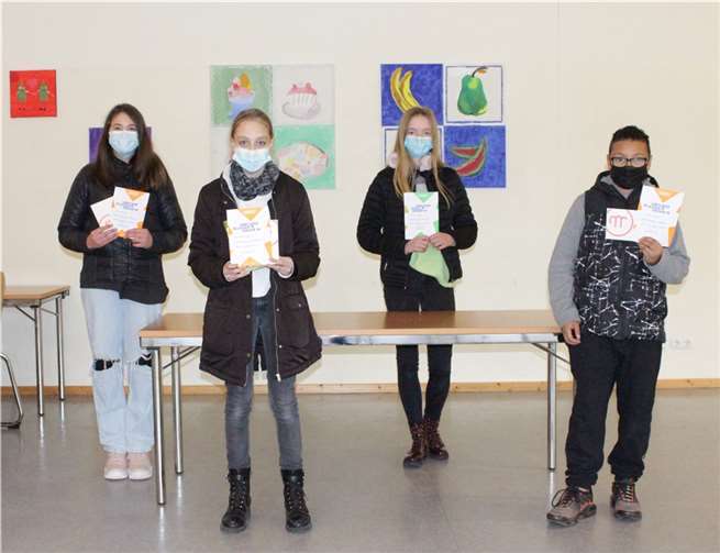 Die erfolgreichen Teilnehmer des Lesewettbewerbs: (von links nach rechts): Lea Henrichs, Zoé Denise Mogk, die Siegerin Paula Rogala und Jamal Paucken.Foto: privat