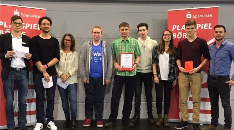 Die erfolgreichen Teilnehmer des Planspiel Börse nahmen in Trier einen Geldpreis und Urkunden entgegen. privat