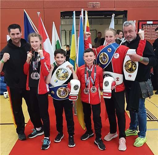 Die erfolgreichen Teilnehmer des Tomburg Boxing Rheinbach e.V. bei der Internationalen Meisterschaft im österreichischen Wels.  Fotos: privat