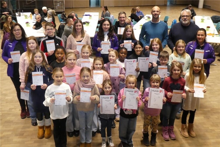 Die erfolgreichen Teilnehmer freuen sich über ihre Auszeichnungen. Foto: TG Polch