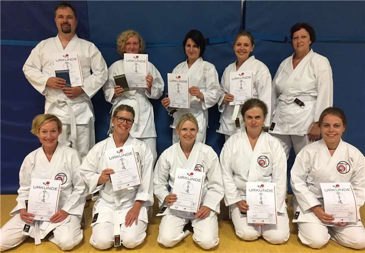 Die erfolgreichen Teilnehmer/-innen an ihrer ersten Ü-30 Gürtelprüfung.  Karate-Club Puderbach e.V.