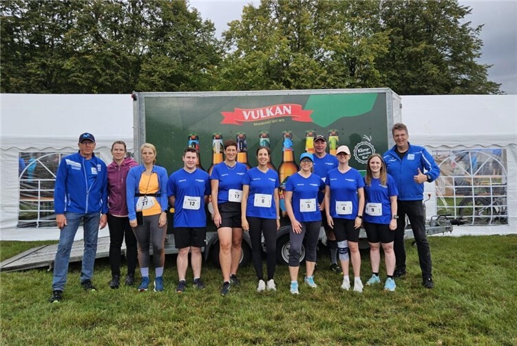 Die erfolgreichen Teilnehmer mit den stolzen Laufbetreuern aus dem Jahr 2025.