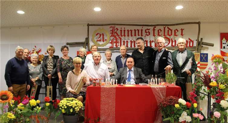 Die erfolgreichen Teilnehmer und Organisatoren des „21. Künnisfelder Mundart-Ovends“. Fotos: WK