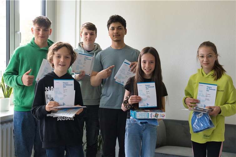 Die erfolgreichen Teilnehmerinnen und Teilnehmer des Känguru Wettbewerbs der Realschule plus Cochem präsentieren stolz ihre Urkunden und Preise.  Foto: Carsten Peters