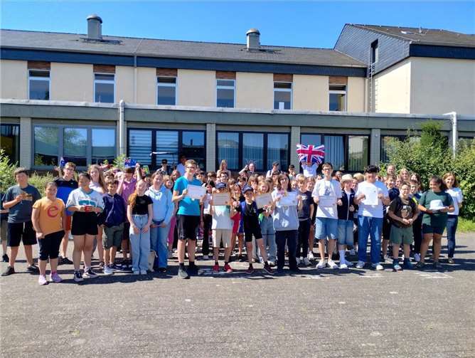 Die erfolgreichen Teilnehmerinnen und Teilnehmer des Englischwettbewerbs „The Big Challenge“ an der Laacher-See-Schule Mendig.  Foto: privat