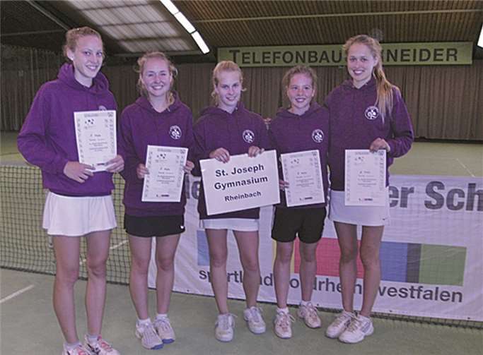 Die erfolgreichen Tennis-Mädchen von links nach rechts: Anna Fischer-Wichert, Finia Kampe, Katrin Landsberg, Lena Rieder, Eva Metzen. Privat
