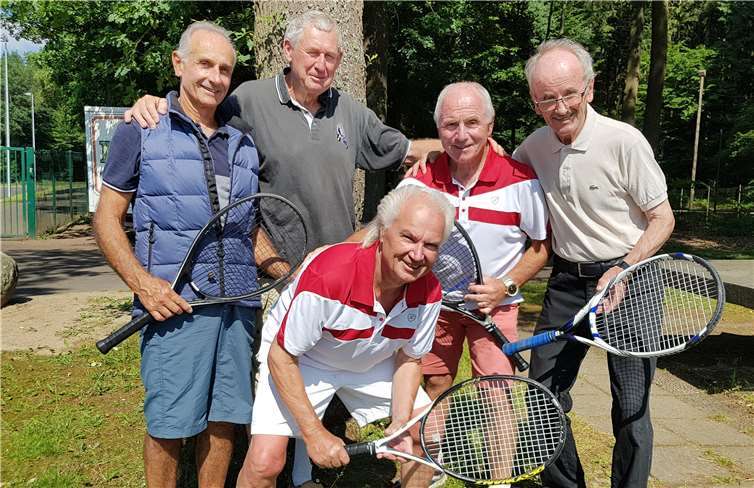 Die erfolgreichen Tennis-Stars: (v.l.) Gordon Waygood, Michal Hanusch, Hans-Erich Hess,Dieter Roth, Heinz Wagner und (nicht auf dem Bild) Werner Ogrzall sowie Dieter Schmitt.