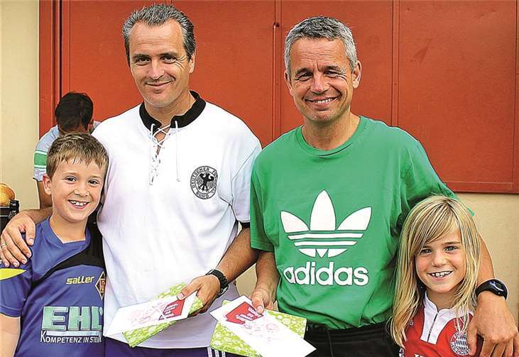 Die erfolgreichen Trainer Jürgen Jung und Holger Escher mit ihren Söhnen und FSV-Spielern Sebastian (l.) und Manuel.Sandra Escher