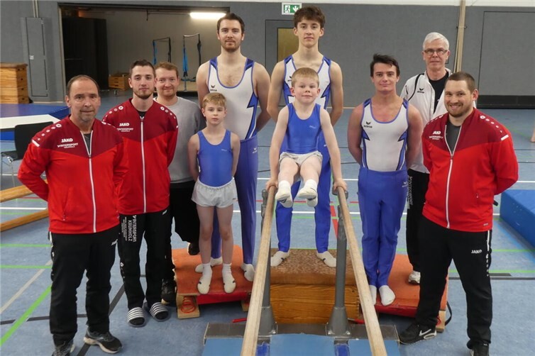 Die erfolgreichen Turner samt Kampfrichter und Trainer sind sehr zufrieden mit diesem Wettkampftag.