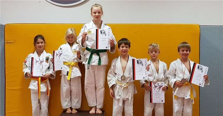 Die erfolgreichen U11 und U13 Kämpfer/ - innen.privat