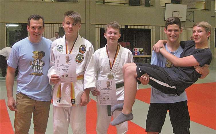 Die erfolgreichen U15-Judoka des JC Maifeld (v.l.): Trainer Holger Schenk, Benedict Max, Andre Mertes, Nico Ternes mit Robin Haber nach der Siegerehrung bei den U15-Rheinland-Pfalz Einzelmeisterschaften.privat