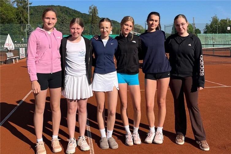 Die erfolgreichen U15-Mädchen des TC Blau-Weiß Bad Breisig freuen sich über den Aufstieg in die A-Klasse. Leonie Brandau, Antonia Wagner, Lea Kusber, Emily Glang, Maxima Wagner, Luisa Witteriede - auf dem Foto fehlen Sophie Daub und Luisa Porz.