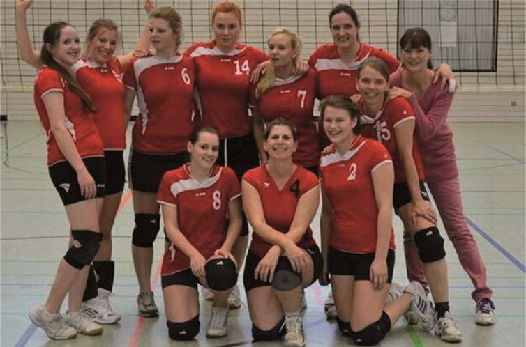 Die erfolgreichen Volleyballdamen aus Rheinbreitbach (v.l.): Marina Weinberg, Maureen Schreiner, Verena Kaiser, Wioletta Sofinski, Susanna Fuchs, Nicole Weinberg, Sylvia Gruber, Trainerin Daggi Schneider, kniend: Christina Monschau, Iris Kyrion, und Sabrina Küpper. Es fehlen: Petra Pöpelt, Claudia Tittel und Kerstin Waldorf.privat