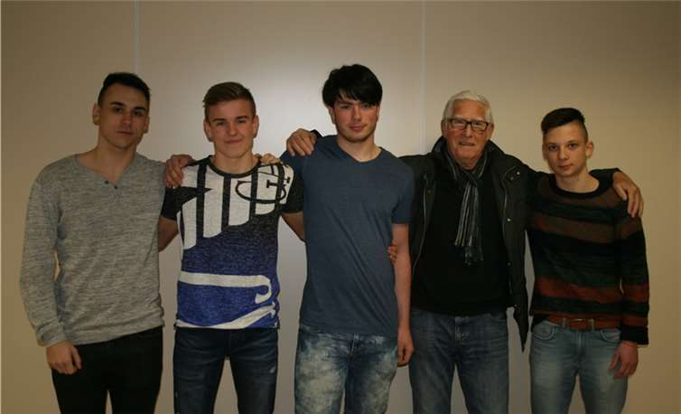 Die erfolgreichen Wettkämpfer: Tim Schweda, Pascal Fahrländer, Janosch Weiß, Trainer Peter Reif, Albert Abt (v.l.). Privat