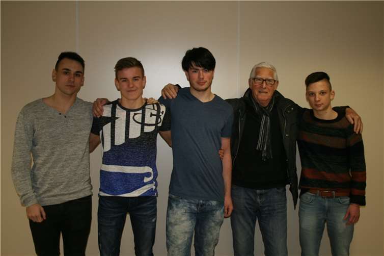 Die erfolgreichen Wettkämpfer: Tim Schweda, Pascal Fahrländer, Janosch Weiß, Trainer Peter Reif, Albert Abt (v.l.). Privat