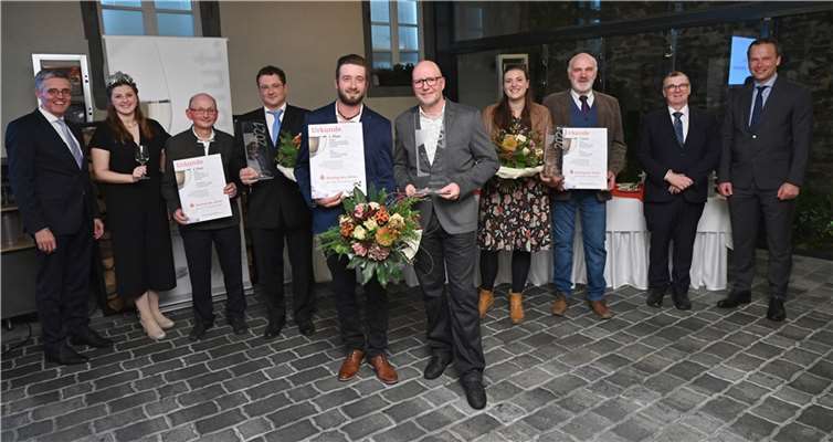 Die erfolgreichen drei Winzer stellten sich bei der Preisverleihung zum Sparkassenriesling 2021 im Restaurant Löffel´s Landhaus in Münstermaifeld zum obligatorischen Gruppenfoto. Von links: Karl-Josef Esch als Vorstandsvorsitzender der Kreissparkasse Mayen, Nina Ludwig als Weinkönigin aus Lehmen, Paul Schunk und Dr. Stefan Eberhard als Zeitplatzierte, Dennis und Elmar Leyendecker mit ihrem Siegerwein, Julia und Josef Weckbecker als Drittplatzierte, Landrat und KSK-Verwaltungsratsvorsitzender Alexander Saftig und KSK Vorstandsmitglied Christoph Weitzel. Fotos KSK Mayen/ Ralph Künzel (2G+ wurde strengstens eingehalten)Quelle: KSK