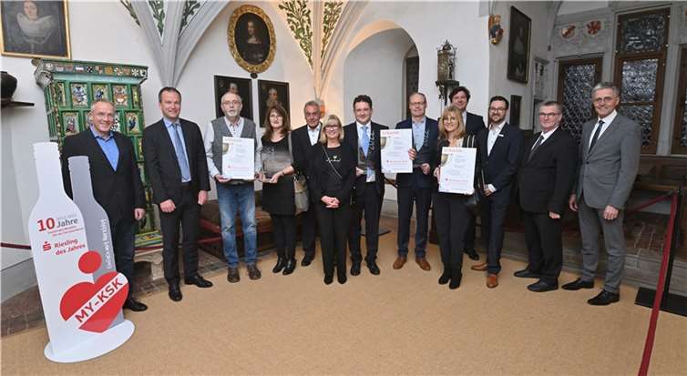 Die erfolgreichen drei Winzer stellten sich bei der Preisverleihung zum Sparkassenriesling 2022 zum obligatorischen Gruppenfoto im Fahnensaal auf Burg Eltz. (v.l.): Thomas Ibald von der Landwirtschaftskammer Rheinland-Pfalz, Christoph Weitzel als Vorstandsmitglied der Kreissparkasse Mayen, Carlo und Beate Marcon mit Uwe Kreutz und Roswitha Schäfer für den Winzerhof Gietzen aus Hatzenport für den dritten Platz, Dr. Stefan Engelbert aus Ibbenbüren als Gewinner des Sparkassen-Rieslings 2022, Lothar und Sabine Künster aus Niederfell als Zweitplatzierte, Hausherr Jakob Graf zu Eltz, Martin Steinsiek als Leiter des KSK-BeratungsCenters in Münstermaifeld, Landrat Dr. Alexander Saftig als Verwaltungsratsvorsitzender der KSK Mayen und Karl-Josef Esch als Vorstandsvorsitzender der Kreissparkasse Mayen.  Foto: KSK Mayen/ Ralph Künzel