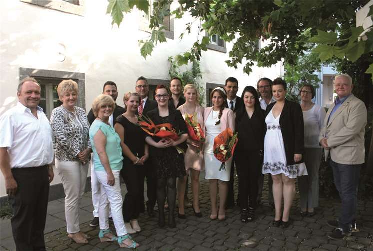 Die erfolgreichen neuen Friseur-Gesellinnen und -gesellen stellten sich mit ihren Gratulanten gerne zu einem Erinnerungsfoto.