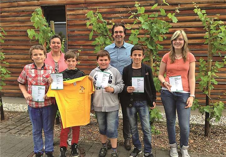 Die erfolgreichsten Känguru-Teilnehmer der Boeselager-Realschule Ahrweiler mit der Lehrerin Eva Portugall und Schulleiter Klaus Dünker. privat