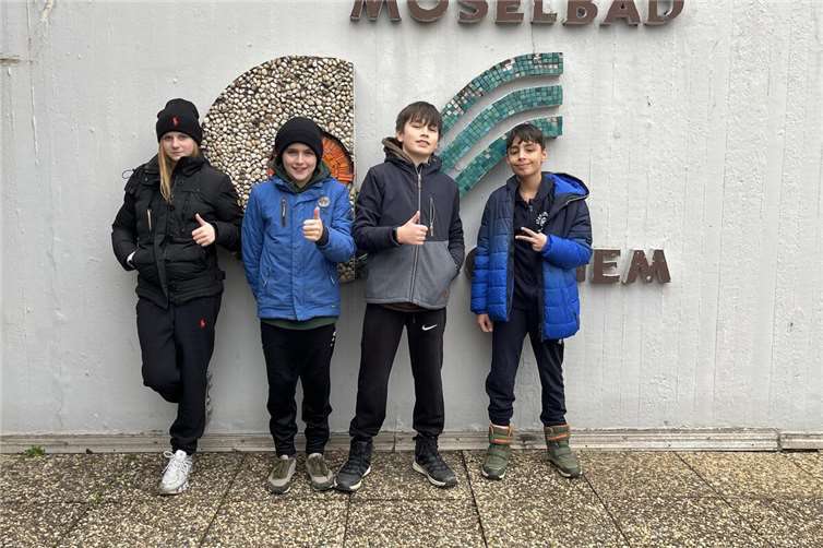 Die erfolgreichsten Schwimmerinnen und Schwimmer der Jahrgangsstufen 7 sind in diesem Schuljahr Isabell Stenshorn, Leron Ewen, Leon Orcan und Dewian Eske. Foto: Christian Theisen