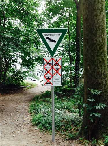 Die ergänzende Beschilderung macht klar: Schwimmen, Campen, offenes Feuer, das Pflücken von Pflanzen und das Befahren sind zum Schutz der Natur verboten.Foto: privat