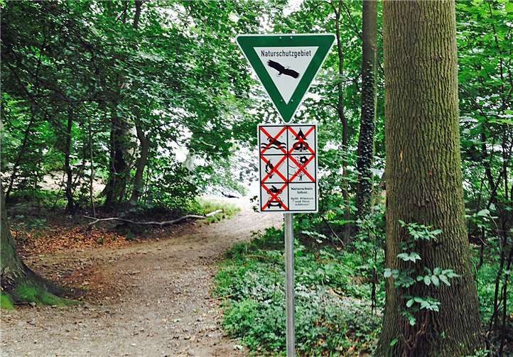 Die ergänzende Beschilderung macht klar: Schwimmen, Campen, offenes Feuer, das Pflücken von Pflanzen und das Befahren sind zum Schutz der Natur verboten. Foto: privat