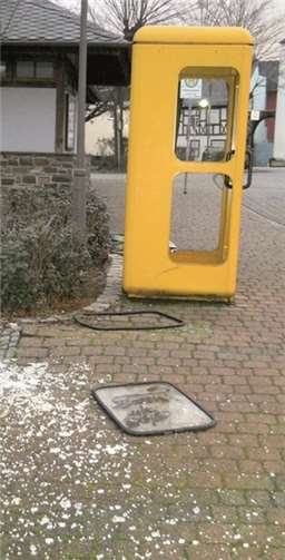 Die erheblich beschädigte Telefonzelle am Raiffeisenplatz in Ochtendung. PI MY