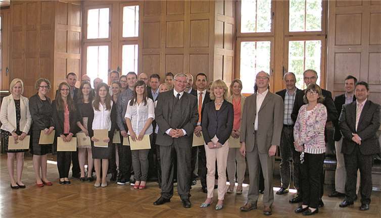 Die ernannten und beförderten Beamten an der Seite von Oberbürgermeister Prof. Dr. Joachim Hofmann-Göttig.  Privat
