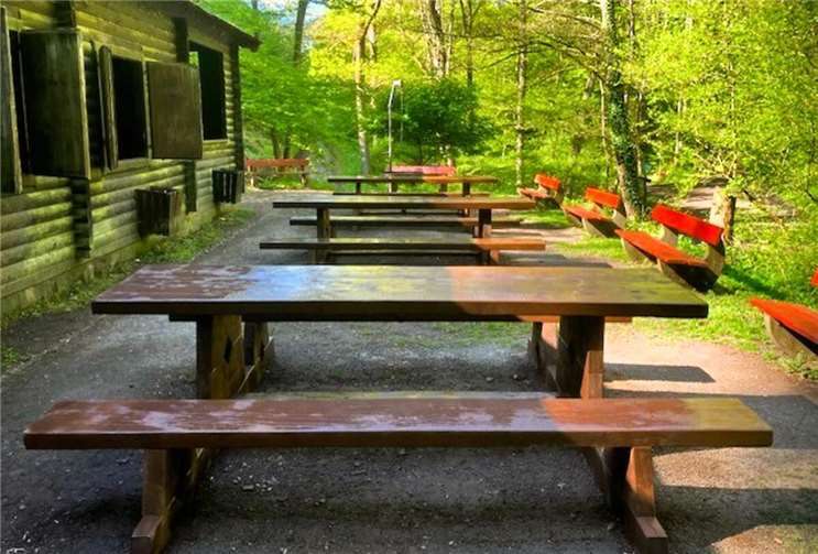 Die erneuerten Sitzgruppen an der Schutzhütte in der Ruppertsklamm laden zu einer Pause nach der Wanderung ein. Foto: Stadtverwaltung Lahnstein)