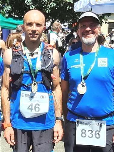 Die erschöpften LG’ler Antonio Blanco u. Sven-Jörg Reuter nach dem Zieleinlauf.  Foto: K. Bartlett