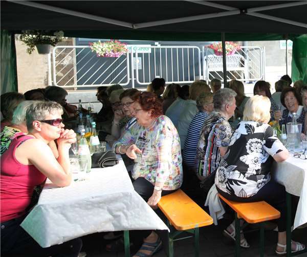 Die erschöpften Wanderinnen bei bester Stimmung im schattigen Zelt.Fotos: privat