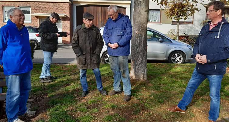 Die erste Amtshandlung des frisch gekürten Ortsvorstehers Dieter Ramershoven(re.) war ein Besuch bei den fleißigen Ehrenamtlern, um ihnen seinen Dank auszusprechen. Foto: privat