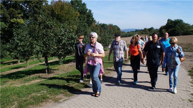 Die erste Apfelwanderung führte die Teilnehmer überwunderschöne Wanderwege zu einer Anhöhe mit traumhaften Fernblick. Fotos: KH